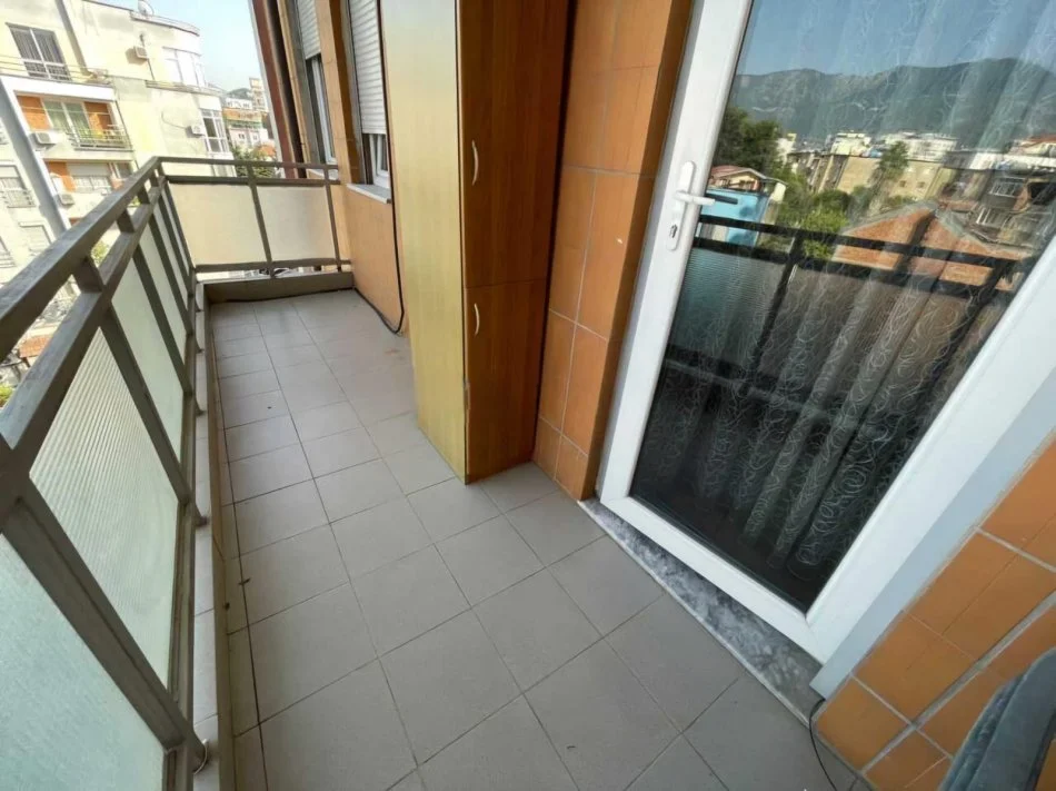 Tirane, jepet me qera apartament 1+1+Ballkon Kati 4, 65 m² 450 € (Rruga e Elbasanit, prane Higjenes)