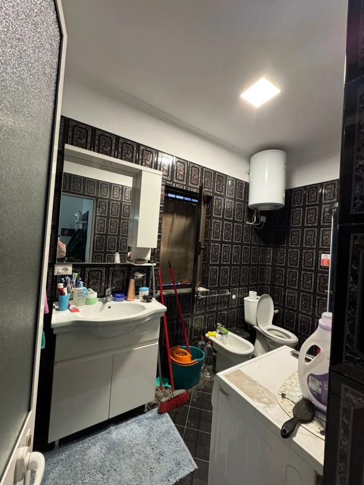 Tirane, jepet me qera apartament 2+1 Kati 2, 80 m² 500 € (Rruga e Kavajes)