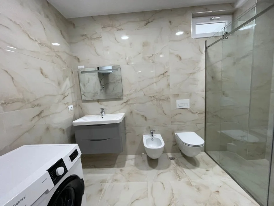 Tirane, jepet me qera apartament 2+1 Kati 2, 87 m² 900 € (Kopshti Botanik)