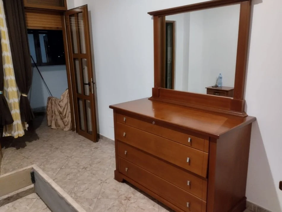 Tirane, jepet me qera apartament 2+1 Kati 2, 145 m² 550 € (Qyteti Studenti)