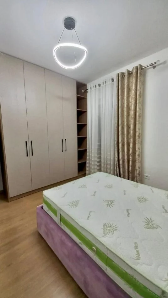 Tirane, jepet me qera apartament 2+1+Ballkon Kati 2, 95 m² 1.100 € (Liqeni i Thate)