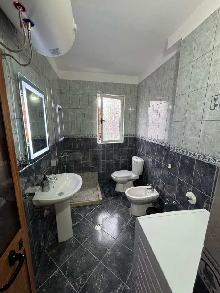 Tirane, jap me qera apartament 1+1+Ballkon Kati 5, 70 m² 600 € (Myslym Shyr,)