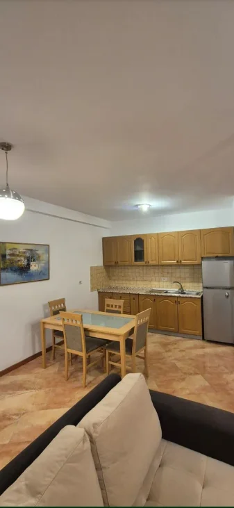 Tirane, jepet me qera apartament 3+1 Kati 3, 135 m² 1.100 € (Myslym Shyri)