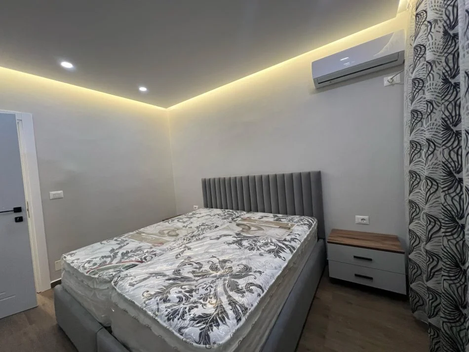 Tirane, jepet me qera apartament 1+1+Ballkon Kati 1, 60 m² 500 € (Ish Parku Autobuzave)