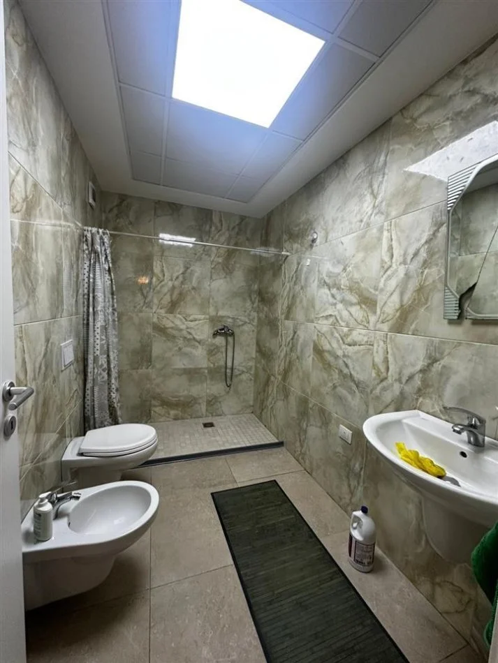 Tirane, jap me qera apartament 2+1+Ballkon Kati 6, 96 m² 700 € (Don Bosko, kompleksi Fiori di Bosko)