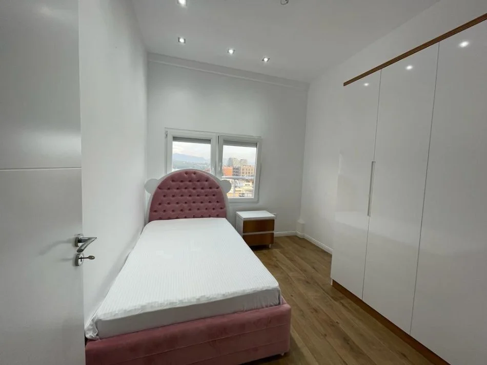 Tirane, jepet me qera apartament 2+1 Kati 12, 100 m² 800 € (Komuna e Parisit)