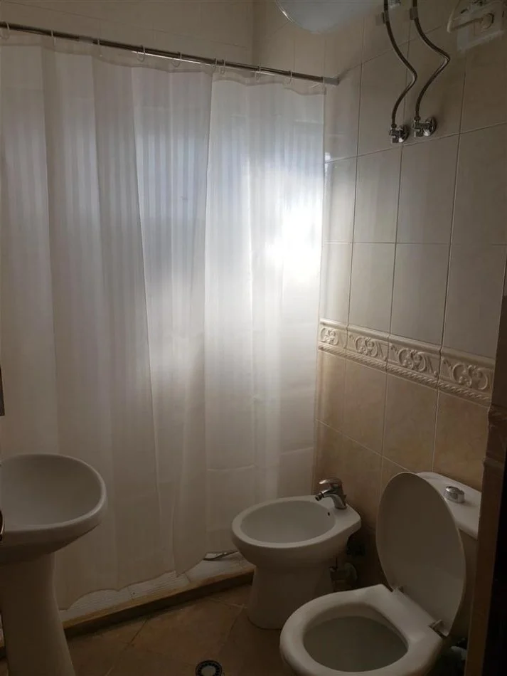 Tirane, jap me qera apartament 2+1+Ballkon Kati 2, 145 m² 550 € (Fusha e Aviacionit)