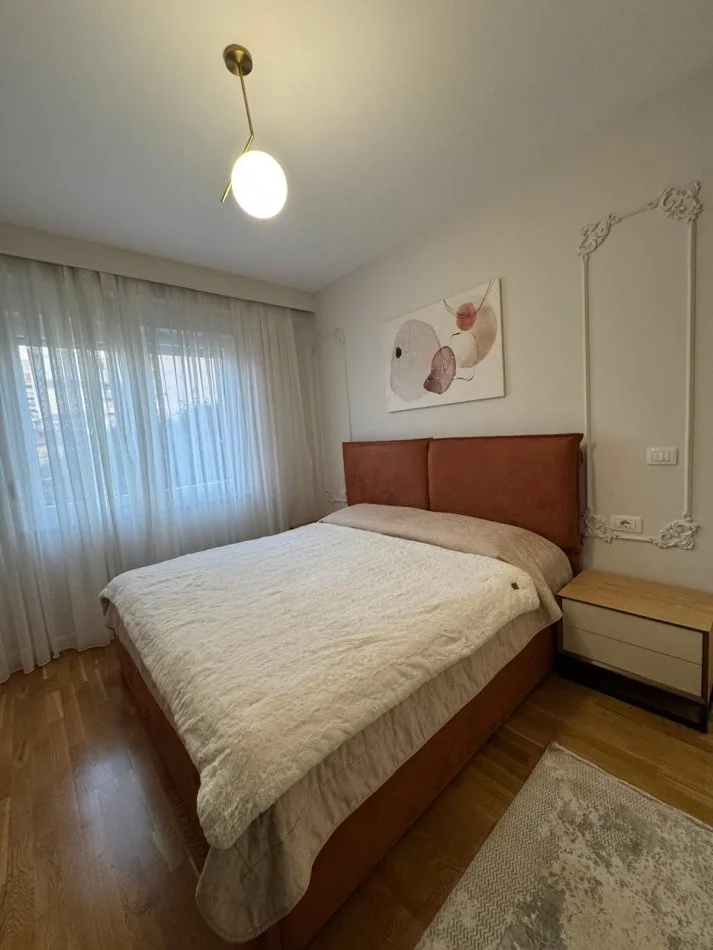 Tirane, jap me qera apartament 1+1+Ballkon Kati 1, 75 m² 1.000 € (Rruga e Barrikadave)