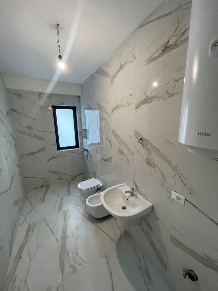 Shqiperi, jepet me qera apartament 2+1 Kati 1, 100 m² 700 € (Rruga e Kavajes)