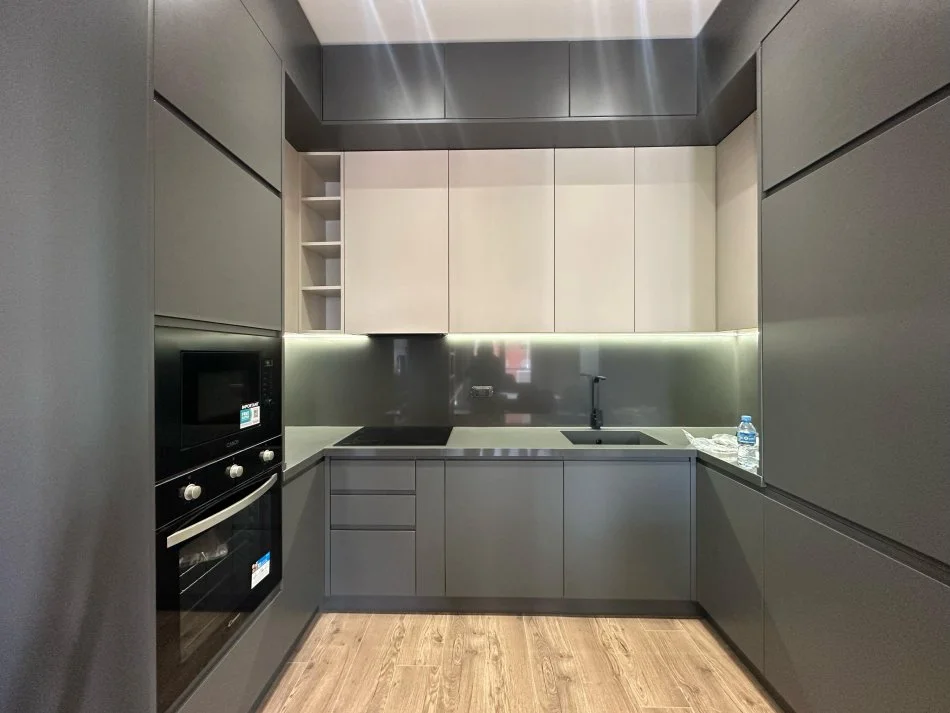 Tirane, jepet me qera apartament 1+1+Ballkon Kati 4, 78 m² 900 € (Kompleksi Delijorgji, Rruga e Kavajës)