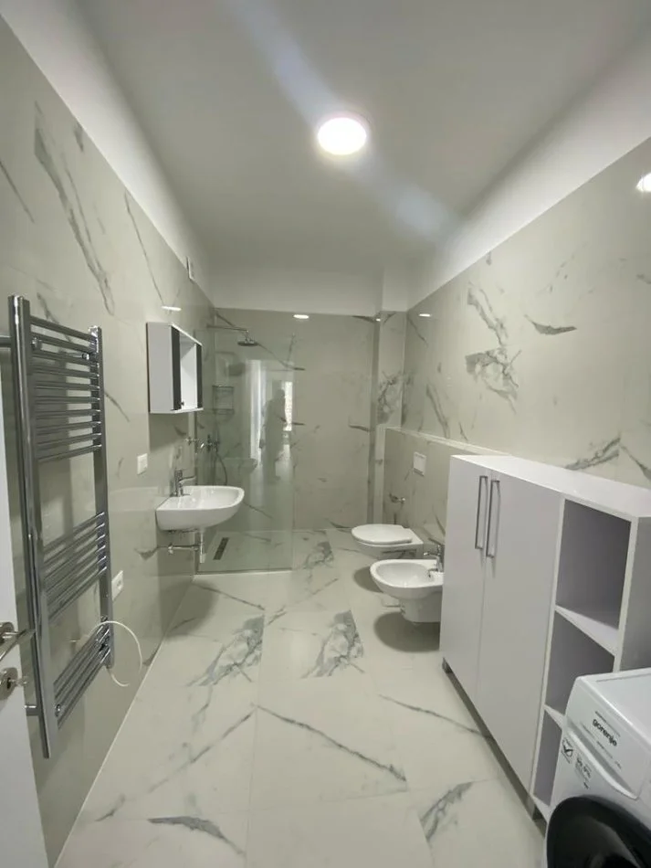 Tirane, jepet me qera apartament 1+1+Ballkon Kati 10, 57 m² 550 € (Farmacia 10)