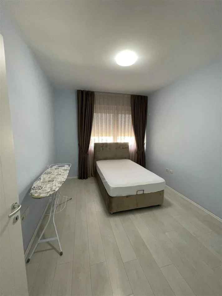 Tirane, jap me qera apartament 3+1+Ballkon Kati 5, 187 m² 1.300 € (Liqeni i Thate)