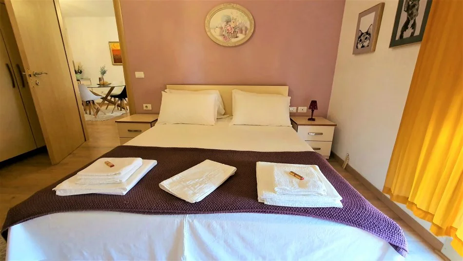 Tirane, jepet me qera apartament 1+1+Ballkon Kati 2, 71 m² 750 € (Rruga Kavajes)