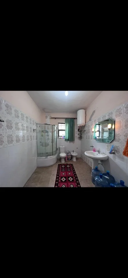 Tirane, jepet me qera apartament 2+1 Kati 1, 120 m² 450 € (Laprake)