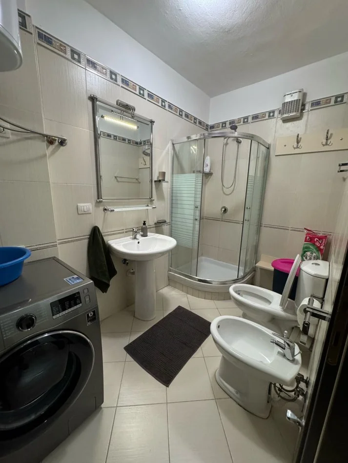 Tirane, jepet me qera apartament 2+1 Kati 4, 120 m² 1.000 € (Stadiumi Air Albania)