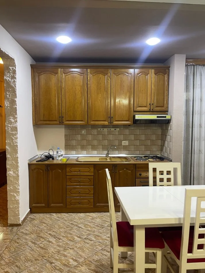 Tirane, jepet me qera apartament 2+1+Ballkon Kati 3, 70 m² 570 € (Zog te Zi)