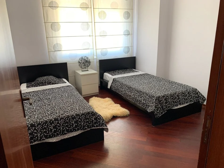 Tirane, jepet me qera apartament 2+1+Ballkon Kati 8, 100 m² 1.300 € (Bllok, prane Librit Universitar)