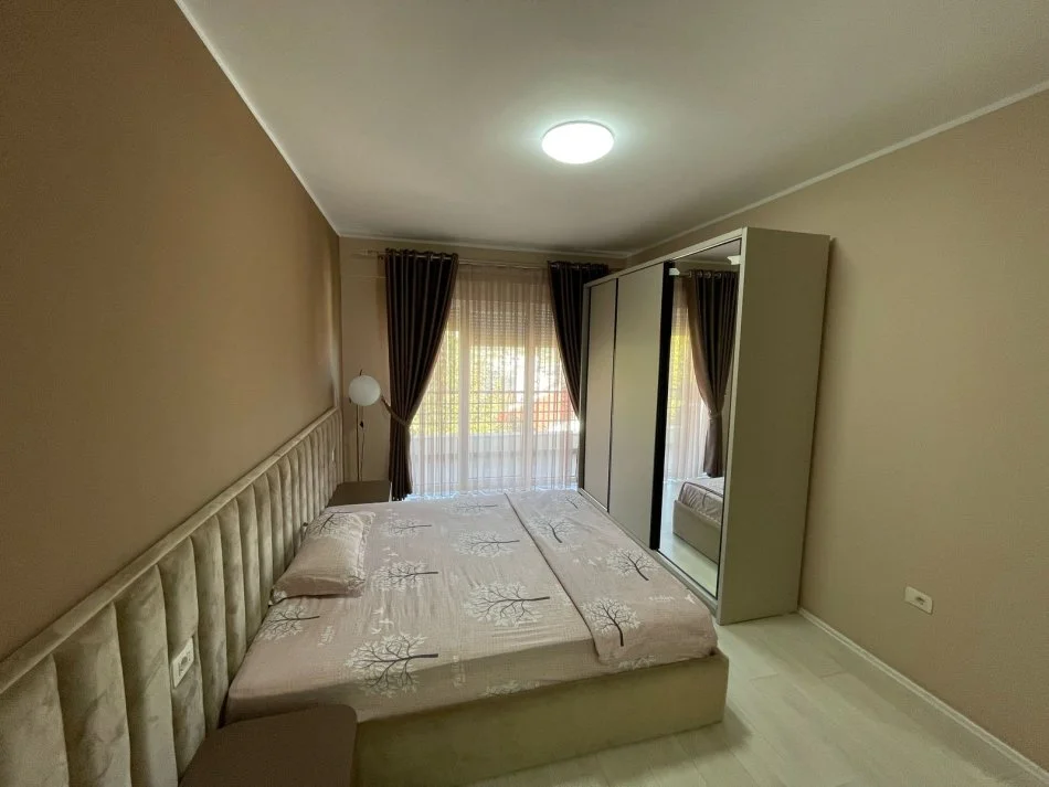 Tirane, jepet me qera apartament 3+1+Ballkon Kati 4, 180 m² 1.300 € (Liqeni i Thate, Kompleksi FZ)