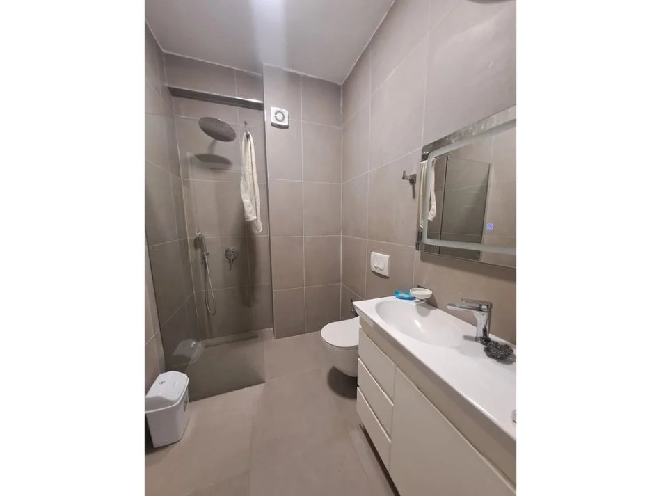 Tirane, jepet me qera apartament 2+1+Aneks+Ballkon Kati 2, 98 m² 650 € (rruga e dibres)