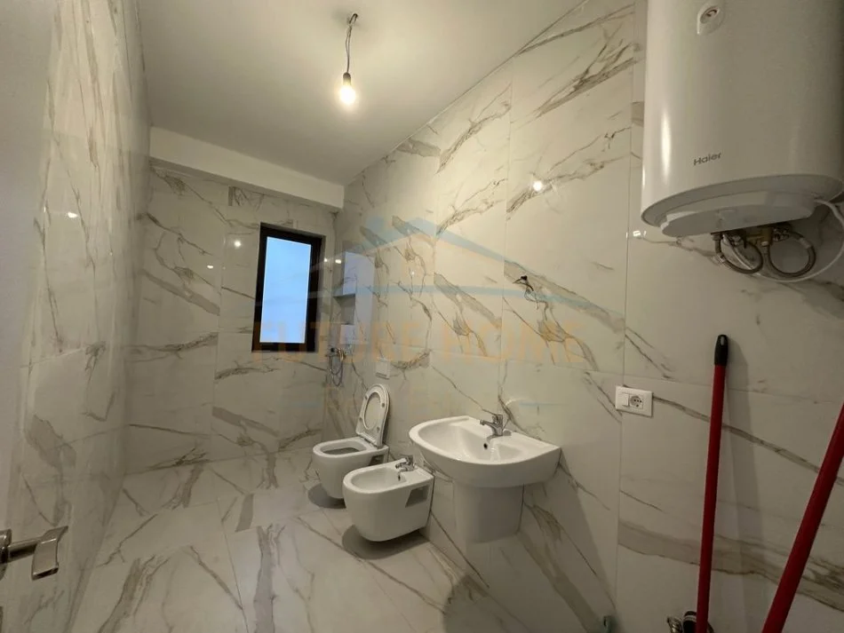 Tirane, jepet me qera apartament 2+1+Aneks+Ballkon Kati 1, 95 m² 700 € (myslym shyri)