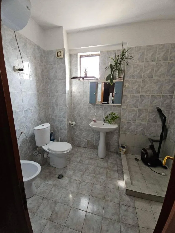 Tirane, jepet me qera apartament 3+1 Kati 8, 144 m² 700 € (Rruga Fortuzi)