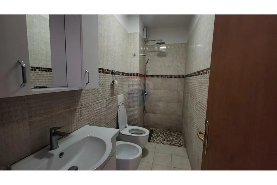 Tirane, jepet me qera apartament 1+1 Kati 3, 65 m² 550 € (Garda)