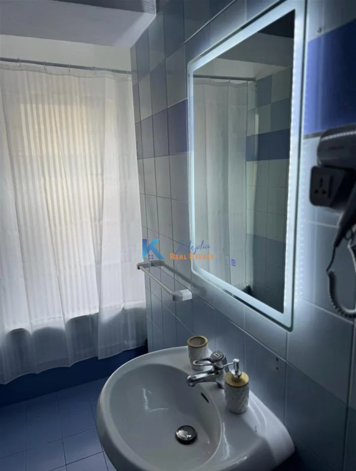 Tirane, jap me qera apartament 1+1+Ballkon Kati 3, 60 m² (afer Shkolles se Kuqe)