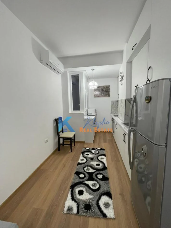 Tirane, jap me qera apartament 1+1 Kati 4, 55 m² (mbi Brrylin, afer pasticeri Tito, rruga Endri Keko)