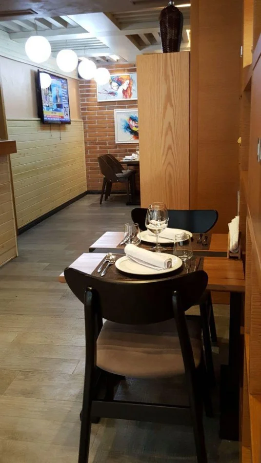 Tirane, jepet me qera bar-resorant Kati 0, 160 m² 2.000 € (Rruga e Durresit)