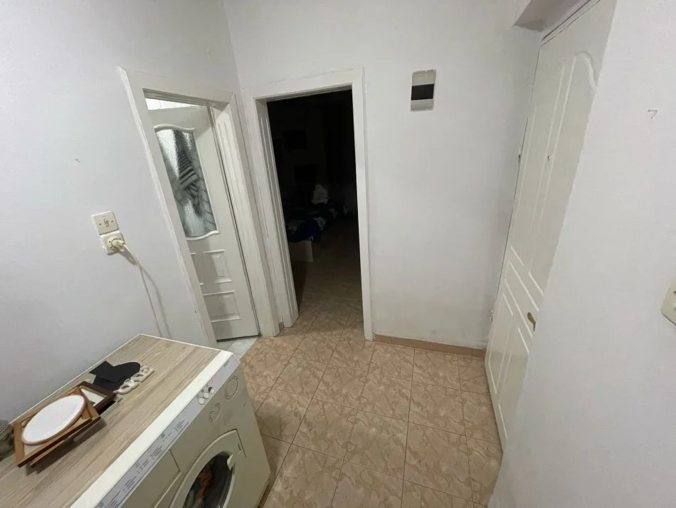 Shqiperi, jap me qera apartament 1+1+Ballkon Kati 5, 65 m² (Pazari i Ri)