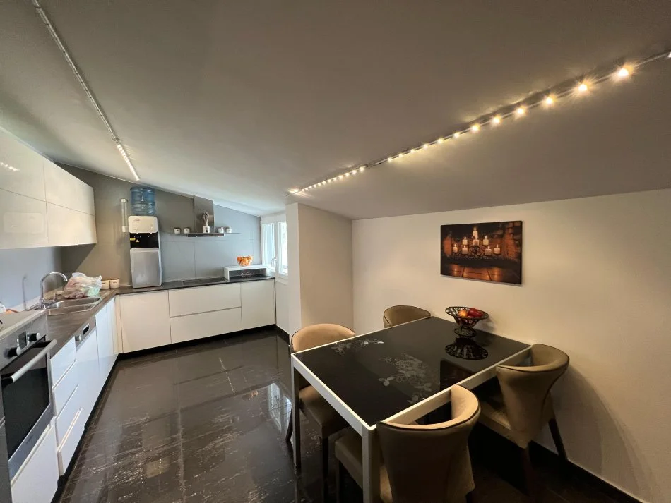 Shqiperi, jepet me qera apartament 2+1+Ballkon , 90 m² 1.500 € (Long Hill Residence)