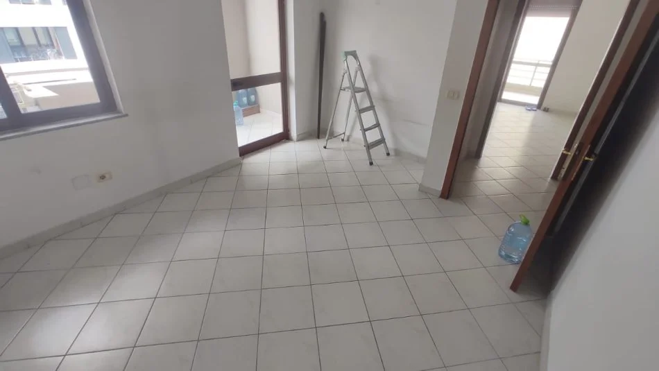 Tirane, jepet me qera zyre Kati 4, 110 m² 500 € (Rruga e Kavajes, prane Square 21)