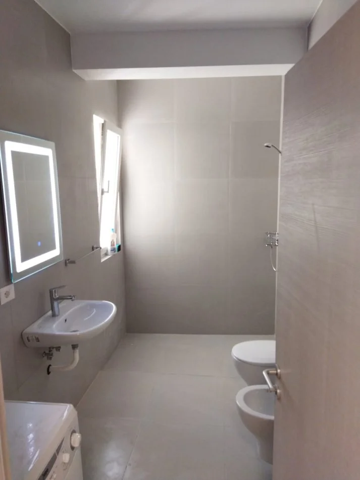 Tirane, jepet me qera apartament 2+1+Ballkon Kati 8, 100 m² 700 € (ish Fusha e Aviacionit, River Residence)