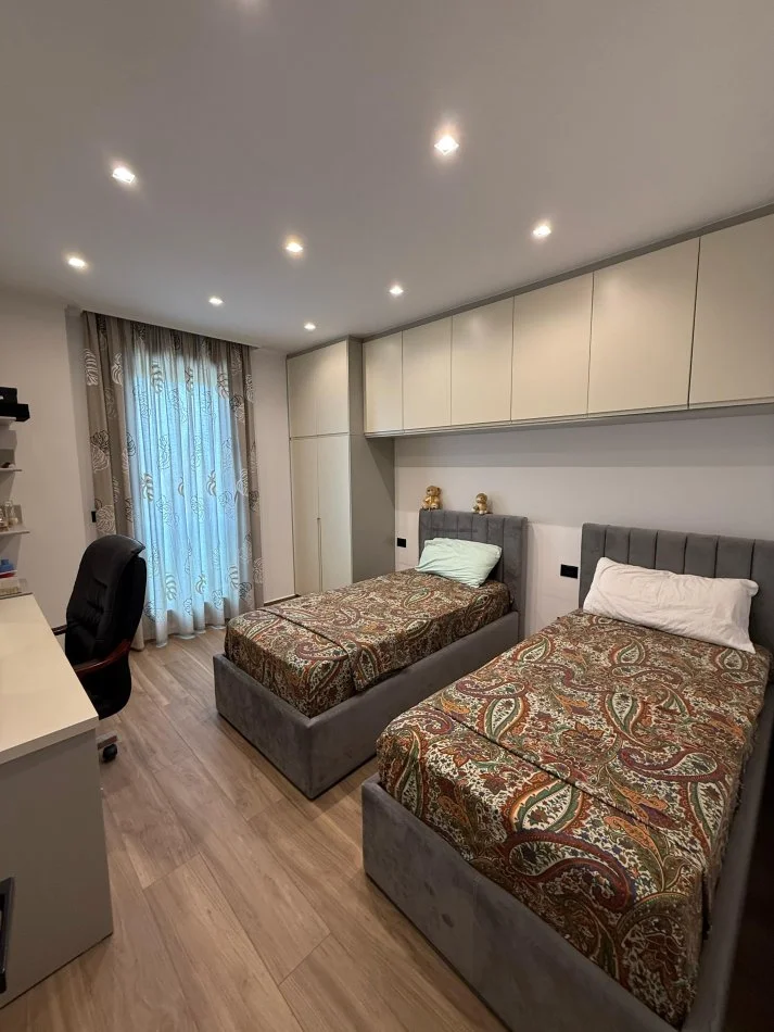 Tirane, jepet me qera apartament 2+1 Kati 1, 150 m² 1.700 € (Teg)