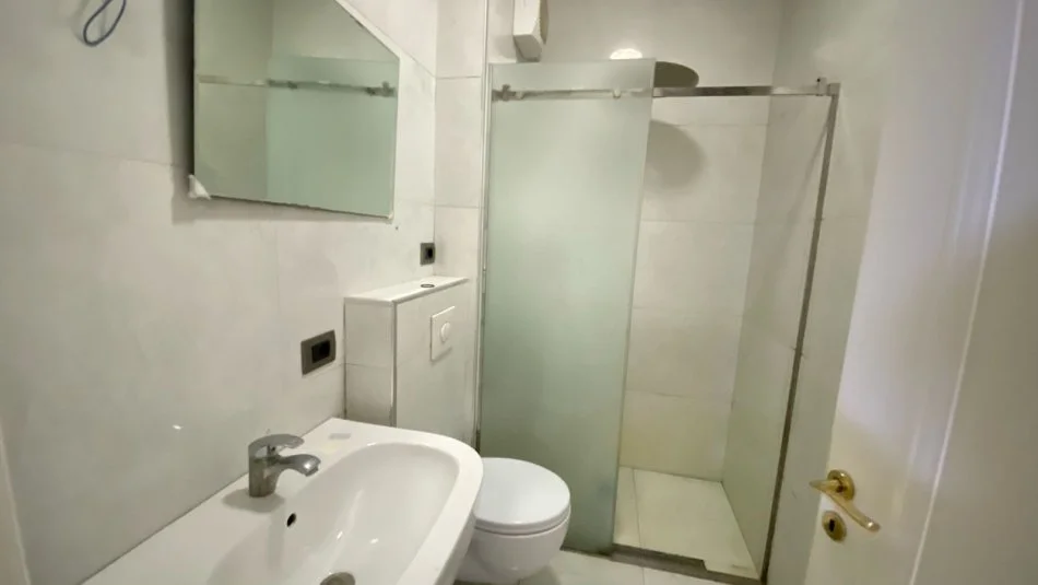 Tirane, jepet me qera apartament 2+1 , 106 m² 1.000 € (Rruga e Elbasanit)