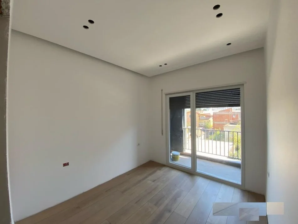 Tirane, jap me qera zyre Kati 2, 86 m² 700 € (Rruga e Kavajes, prane Spitalit Amerikan 3)