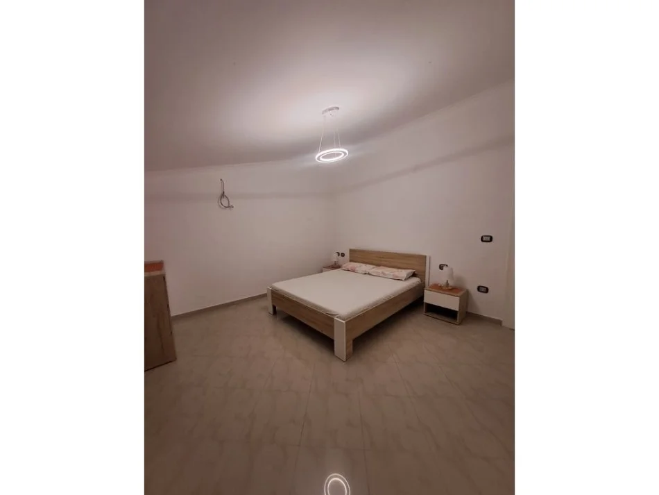 Tirane, jepet me qera apartament 2+1 , 500 € (selite)