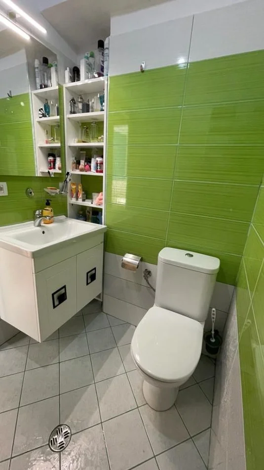 Tirane, jepet me qera apartament 2+1+Ballkon Kati 5, 85 m² 550 € (Kongresi i Tiranes, Prane shkolles "Hasan Vogli")