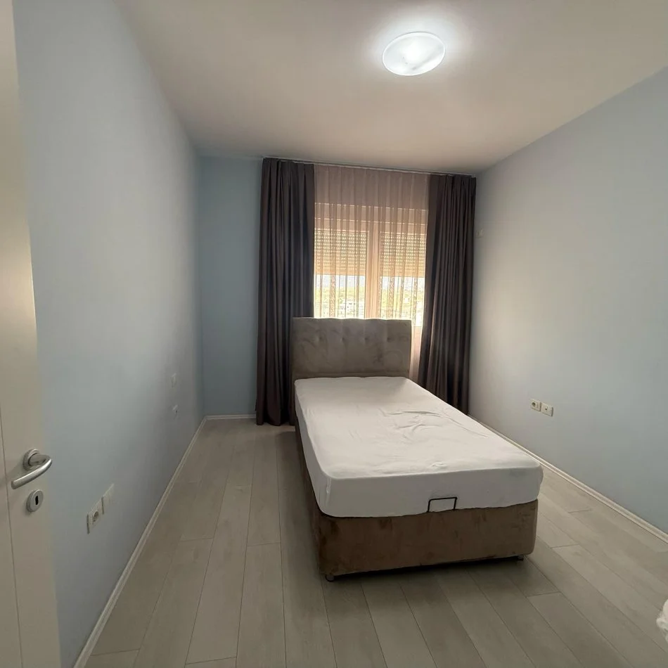 Tirane, jepet me qera apartament 3+1 Kati 4, 189 m² 1.000 € (Liqeni i Thate)