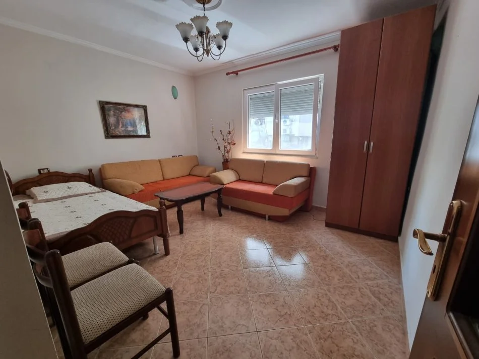 Tirane, jepet me qera apartament 2+1+Ballkon Kati 3, 74 m² 500 € (Rruga Bardhyl, prane Bar Oslo)