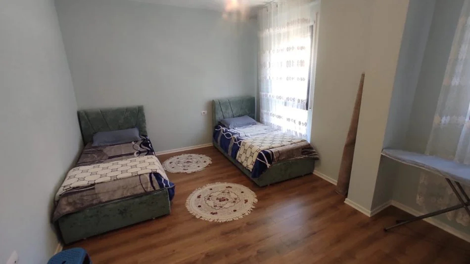 Tirane, jepet me qera apartament 2+1+Ballkon Kati 4, 110 m² 700 € (Porcelan, Kompleksi Erli)