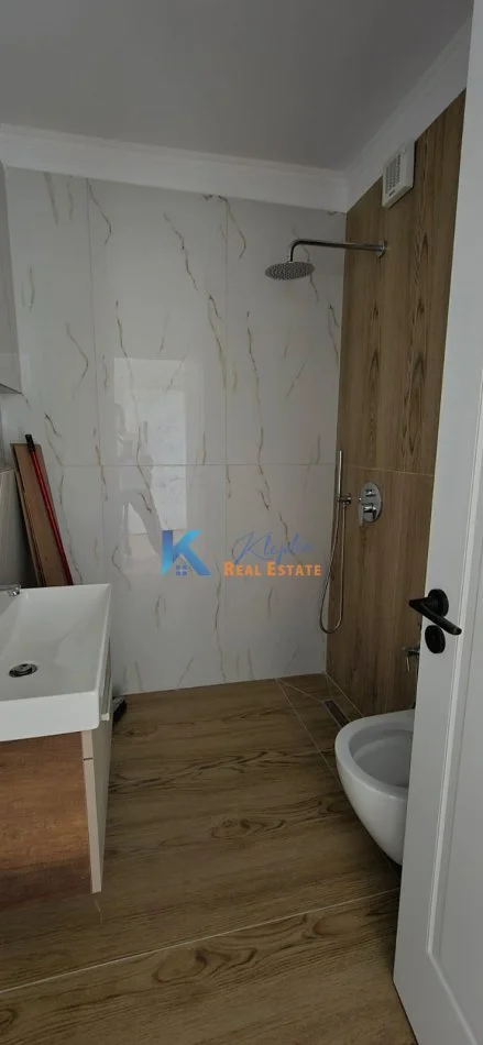 Tirane, shes apartament 1+1+Ballkon Kati 2, 40 m² 125.000 € (21 Dhjetori, afer Mozaikut te Tiranes)