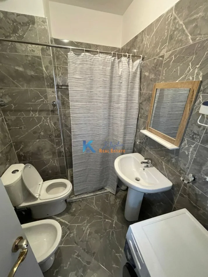 Tirane, jap me qera apartament 2+1+Ballkon Kati 8, 81 m² 600 € (21 Dhjetori, Kompleksi Star)