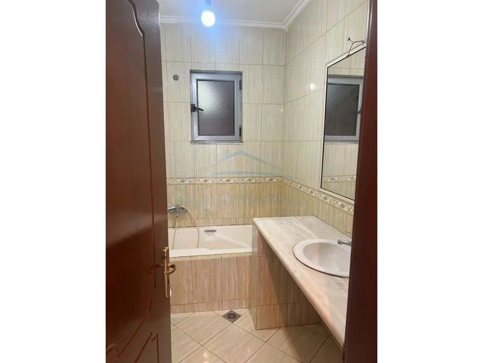 Tirane, jepet me qera apartament 2+1 Kati 6, 100 m² 500 € (Pallati me Shigjeta)