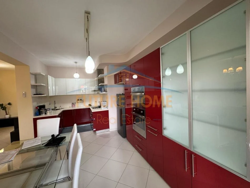 Tirane, jepet me qera apartament 2+1+Aneks+Ballkon Kati 2, 85 m² 750 € (komuna e parisit)