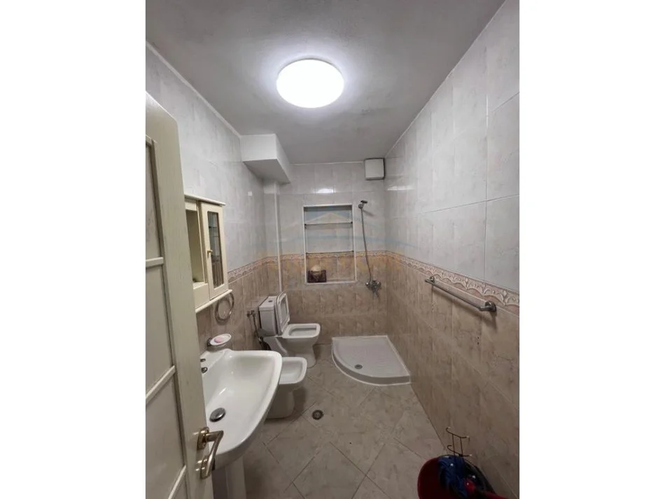 Tirane, jepet me qera apartament 2+1 Kati 4, 80 m² 400 € (Ish Tregu Elektrik, Tiranë.)