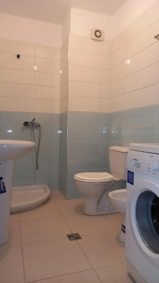 Tirane, jepet me qera apartament 1+1+Ballkon Kati 5, 400 € 