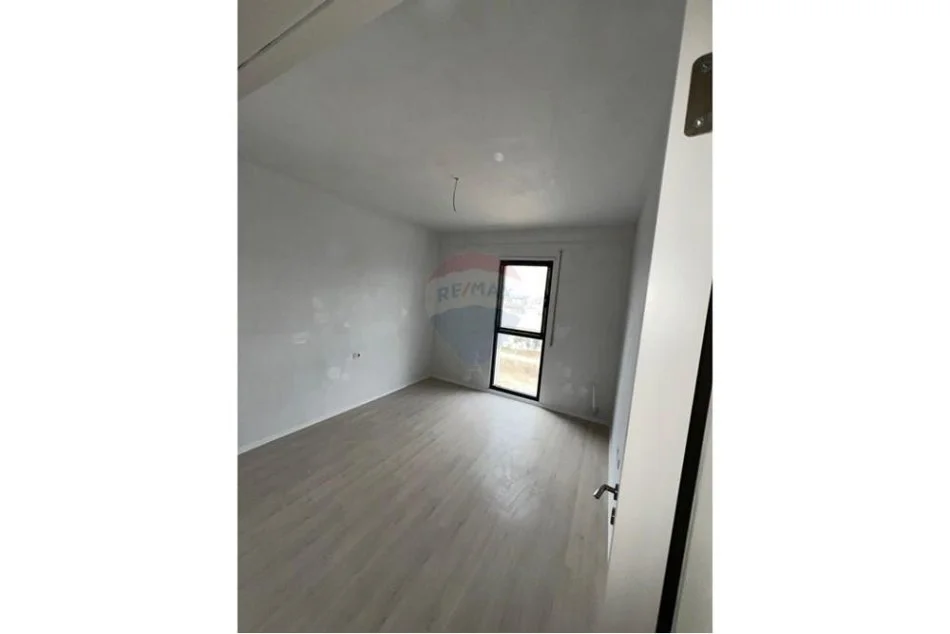 Tirane, jepet me qera ambjent biznesi , 100 m² 500 € (Sadik Petrela)