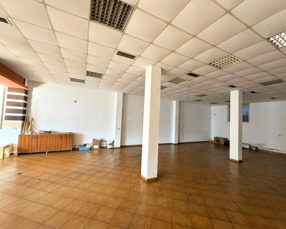 Kavaje, jepet me qera dyqan Kati 1, 120 m² 500 € (Kavaje,qender)