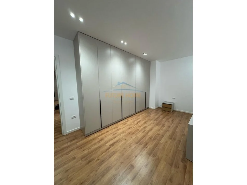 Tirane, jepet me qera apartament 3+1+Aneks+Ballkon Kati 7, 134 m² 2.300 € (Rezidencen Golden Park, prane Air Albania.)